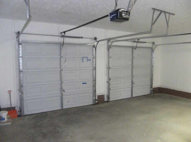 Building Photo - Spacious 3 bedroom with bonus!