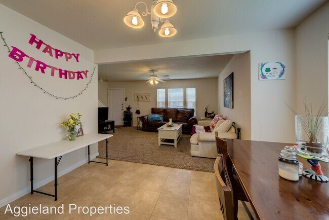 Foto del edificio - 3 br, 3.5 bath House - 905  Monte Carlo