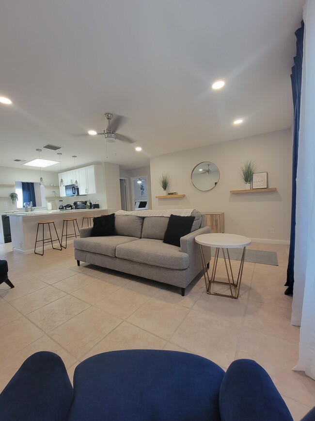 Building Photo - 1430 Palm Beach Lakes Blvd