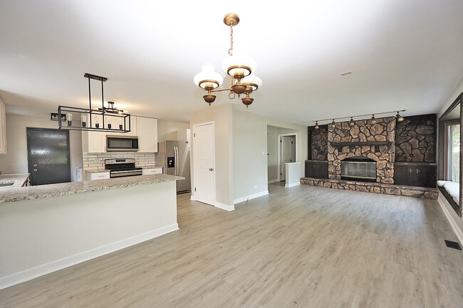 Building Photo - 661 Sycamore Dr