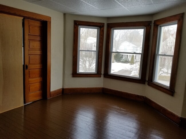 Building Photo - 606 W Main St