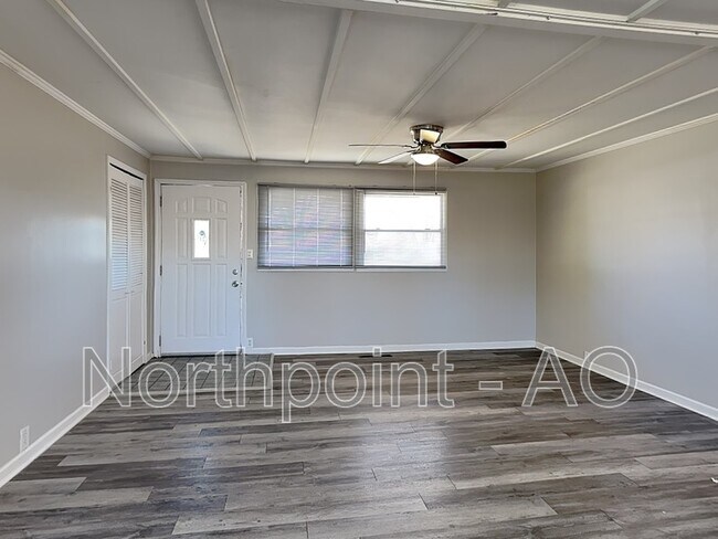 Building Photo - 6108 N Charlotte St