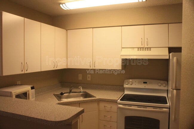 Foto del edificio - 5016 Park Central Dr