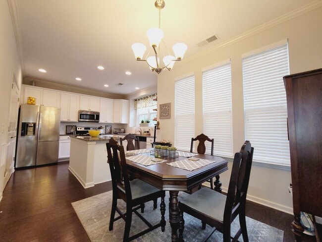 Building Photo - Great end unit in Waters Edge! Master on the main!