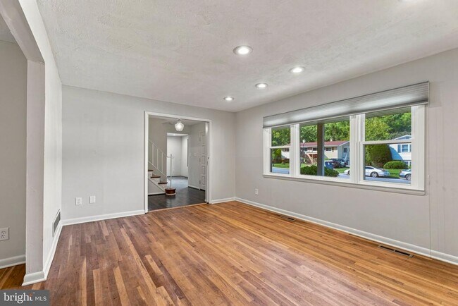 Foto del edificio - 4631 Hawksbury Rd