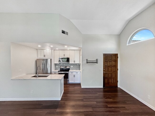 Building Photo - Stunning 2BD/2BA Condo in University Heigh...