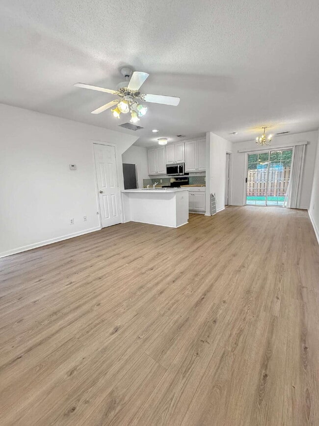 Building Photo - Beautiful End-Unit Townhome Available Immediately