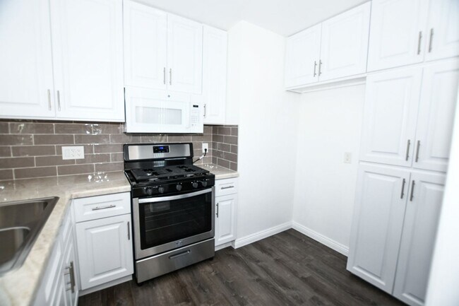 Building Photo - Remodeled 2Bed/1Bath Duplex in Old Town Ca...