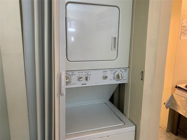 Foto del edificio - 10850 Royal Palm Blvd