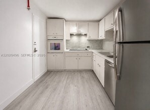 Building Photo - 400 Kings Point Dr