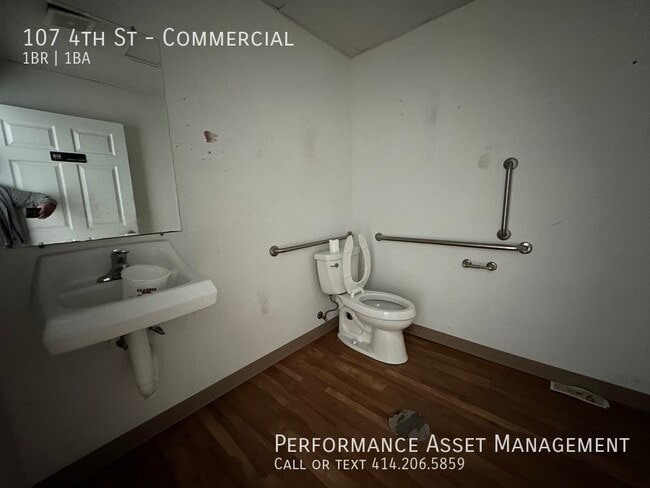 Building Photo - Downtown racine commercial space steps fro...