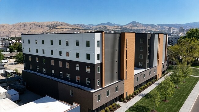 Building Photo - Latitude