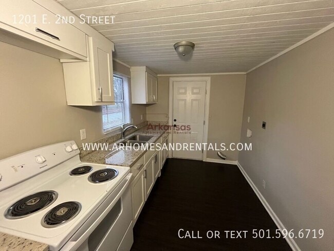 Building Photo - 1201 E 2nd St