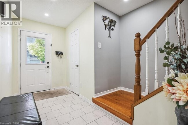 Building Photo - 2 Royalwood Ct
