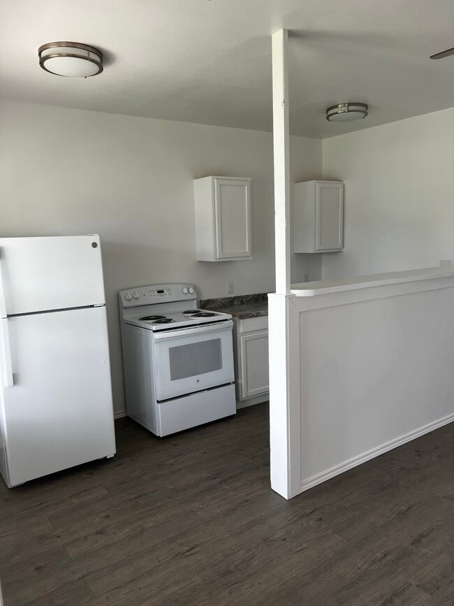 Building Photo - 522 W Alice Ave