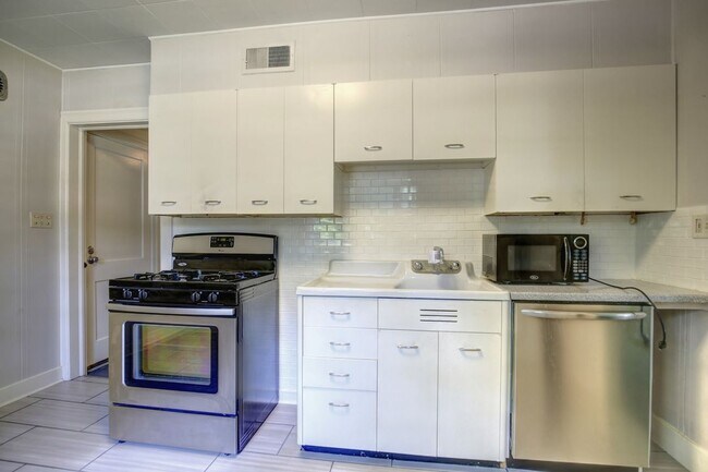 Kitchen - 1512 W Park Ave