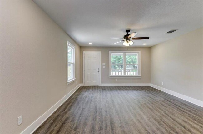 Foto del edificio - 16517 Larchwood Dr