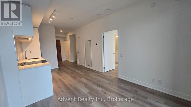 Building Photo - 1660 Bloor St W