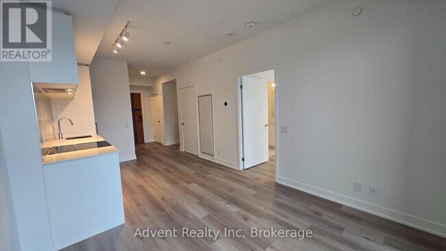 Photo du bâtiment - 1660 Bloor St W