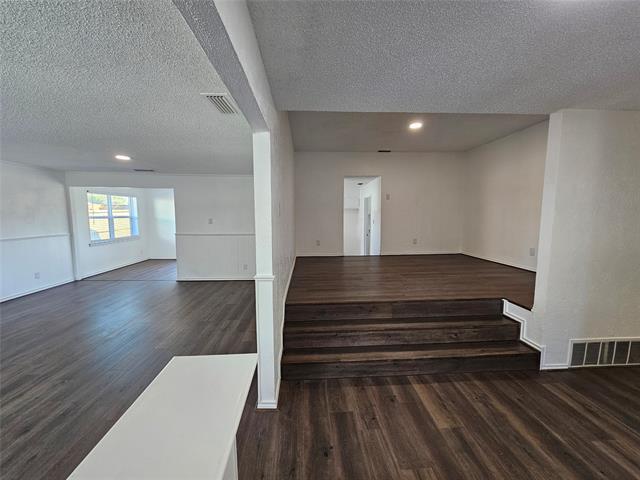 Foto del edificio - 2400 Meadow Creek Dr