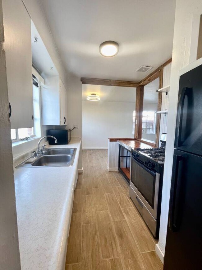 Foto del edificio - 4527 E 18th St