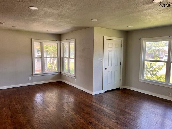 Building Photo - 1525 Hursh Ave