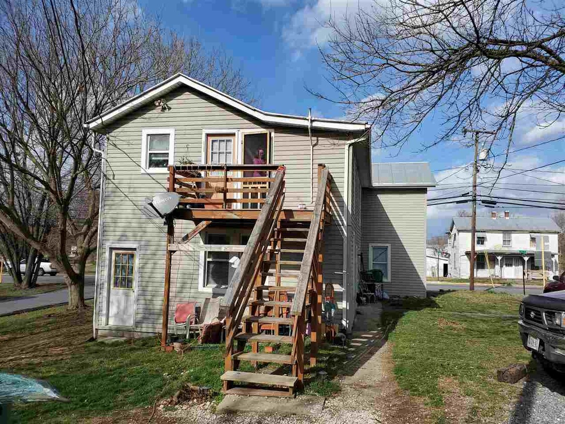 Building Photo - 220 E Lee St