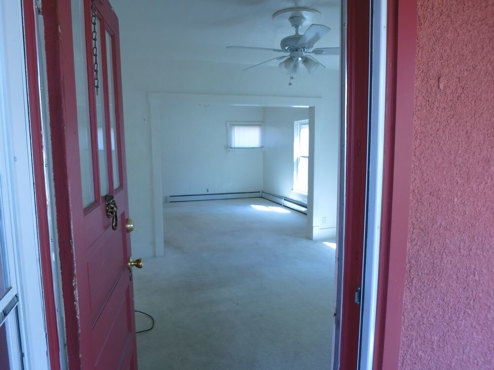 Building Photo - Hostoric Golden Home For Rent