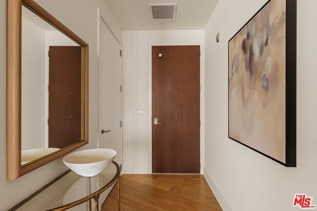 Foto del edificio - 211 Elm Ct