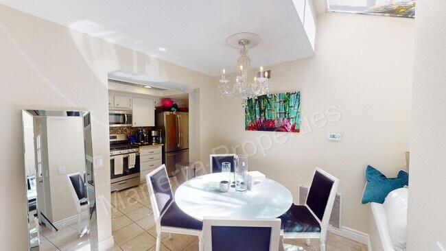 Building Photo - Beautiful 2 bed/2.5 bath Townhome in Costa Mesa