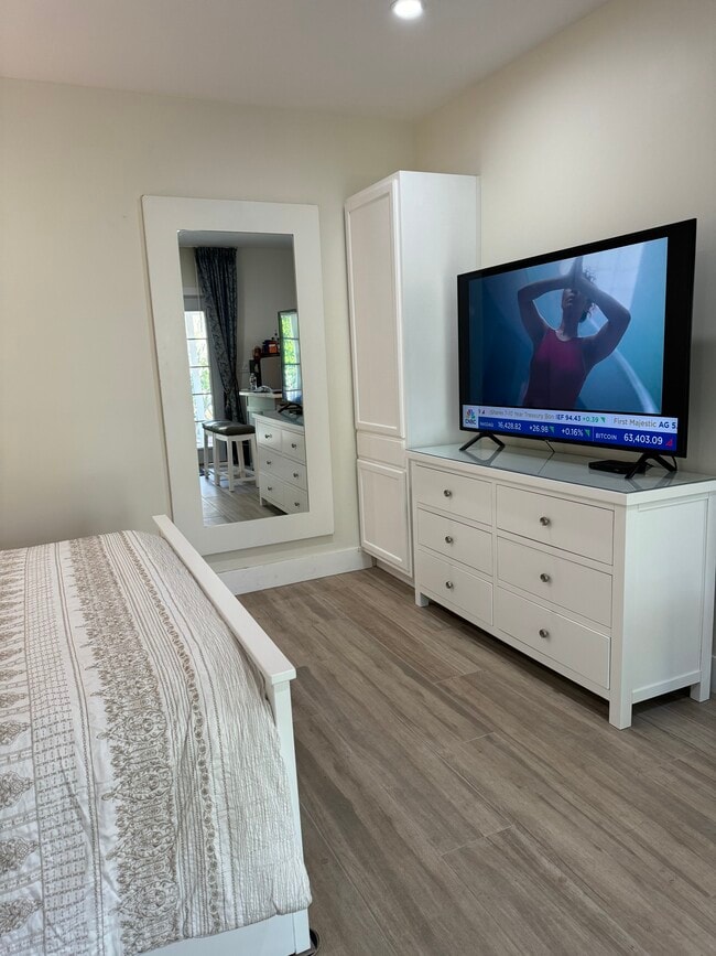 Smart TV. - 4420 W 63rd St