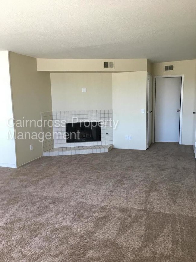 Building Photo - 2BR / 2BA Top-Floor Condo