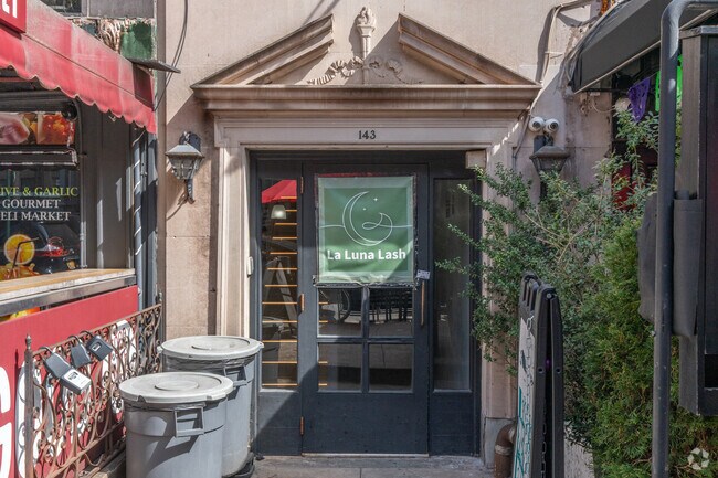 Entrada - 143 Montague St