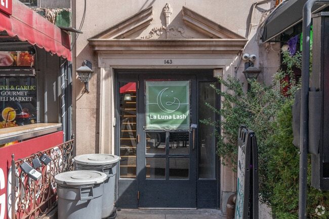Entrance - 143 Montague St