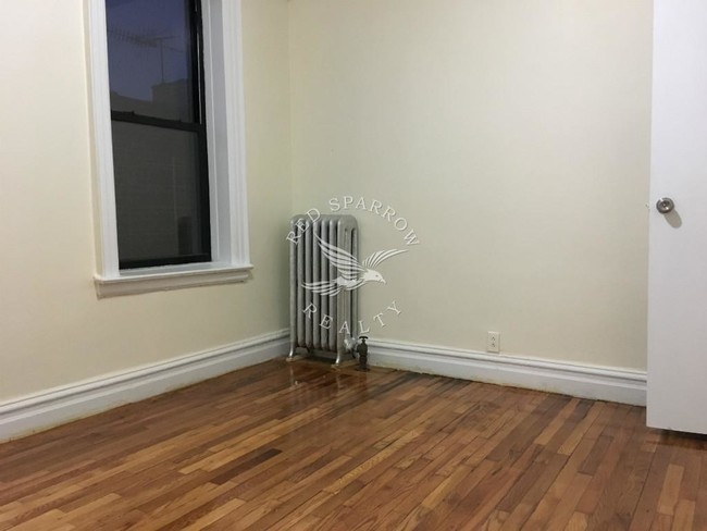 Foto del edificio - 36 Bedford Park Blvd E