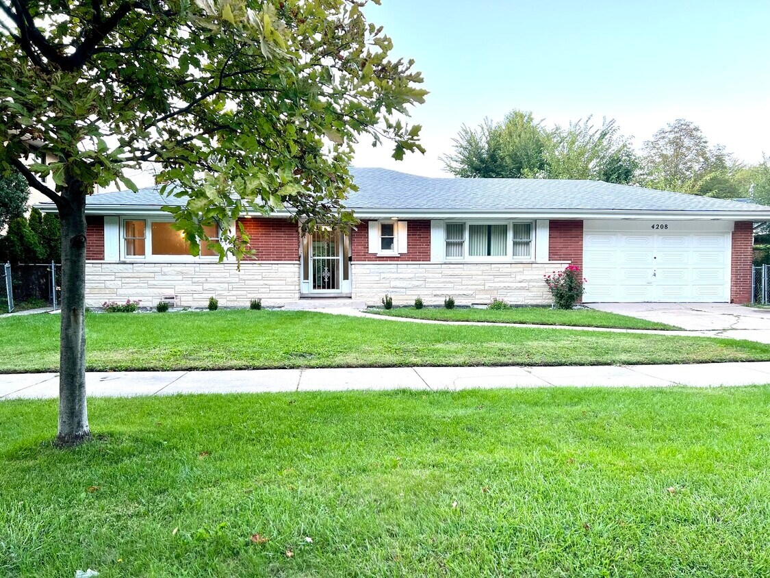 4208 W Pratt Ave, Lincolnwood, IL 60712 House Rental in Lincolnwood