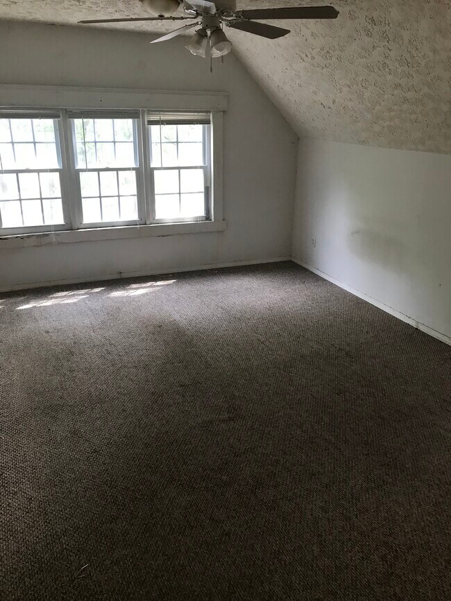 Dormitorio 2 - 1403 Forest Ave