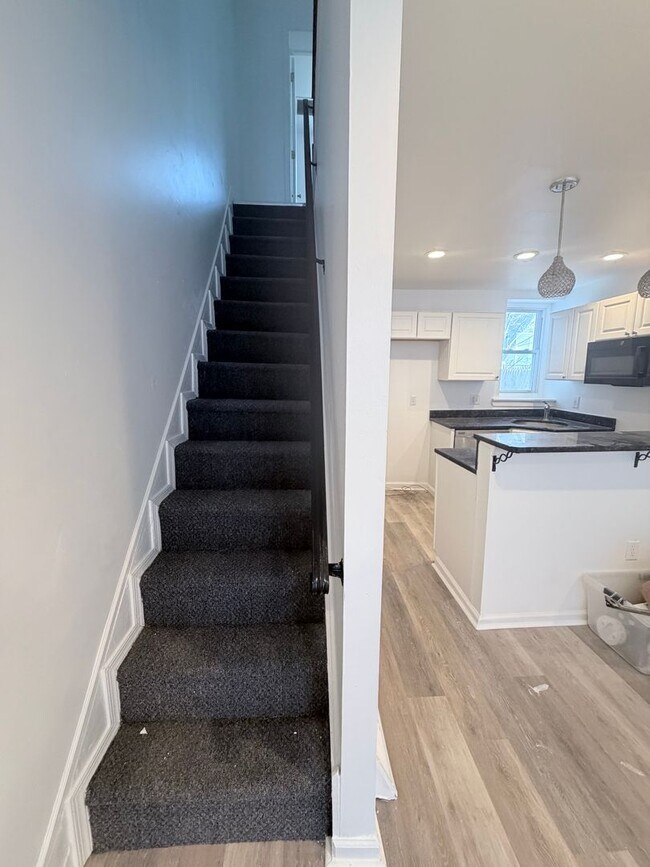 Building Photo - 2-bedroom HOUSE near University City!