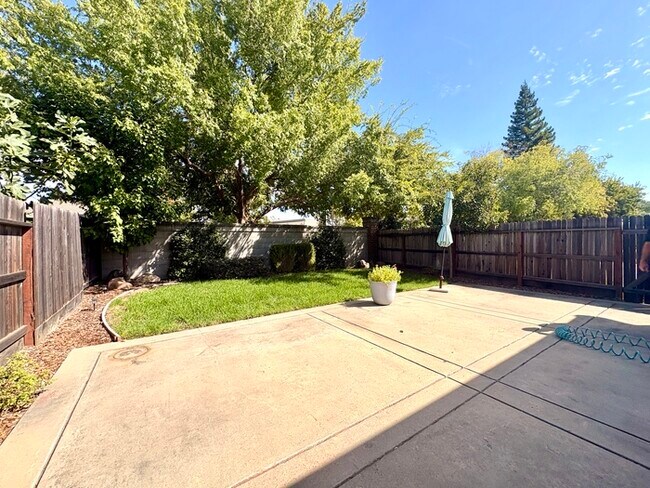 Foto del edificio - Beautiful 3 Bedroom, 2 Bathroom Home Walking Distance To The Fountains / Galleria!