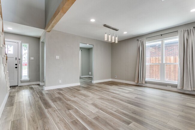 Building Photo - RENOVATED, CONTEMPORARY HOME IN PARKSIDE