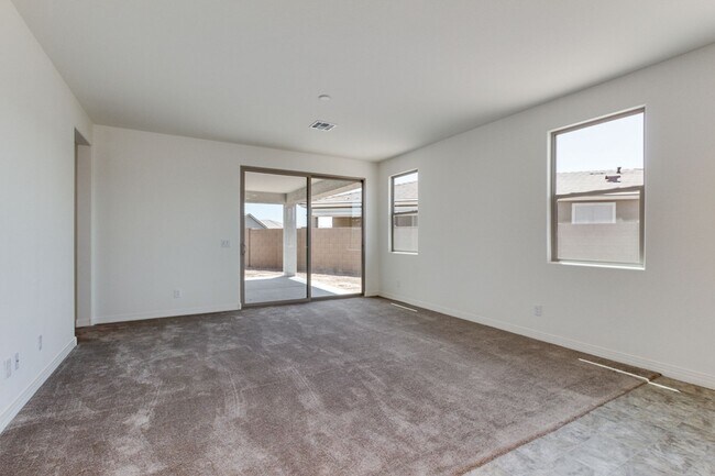 Foto del edificio - 5 bedroom/ 2 bath home in Casa Grande