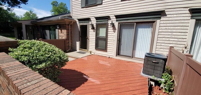 Building Photo - 41009 Southwind Dr