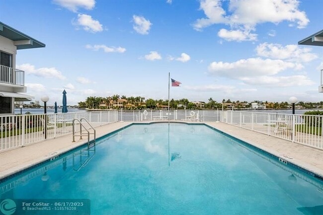 Building Photo - 425 Bayshore Dr