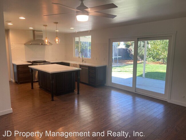 Foto del edificio - 3 br, 2 bath House - 6374 Lake Lomond Dr.