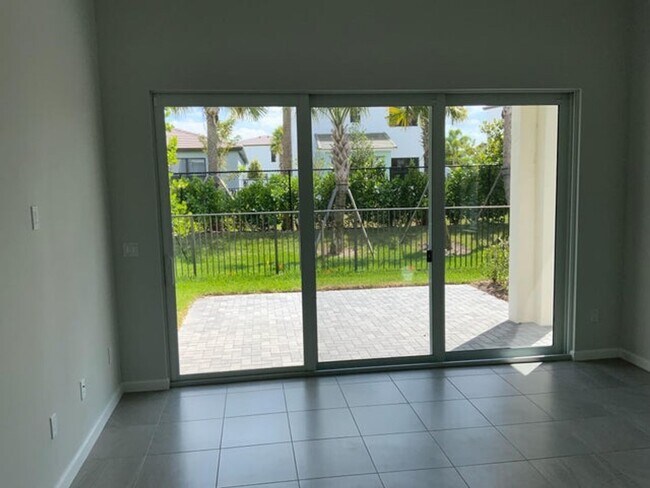 Foto del edificio - 16340 Oakview Dr