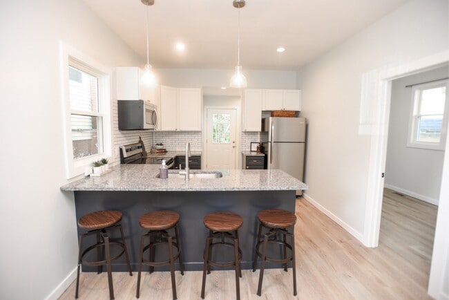Great eat-in kitchen & workspace - 4821 Ebersole Ave