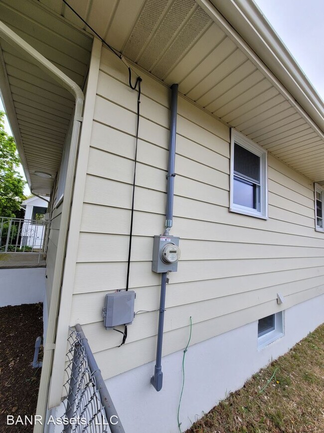 Building Photo - 2 br, 1.5 bath House - 223 Elizabeth Ave