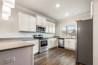 Building Photo - 835 NE Hts Ln