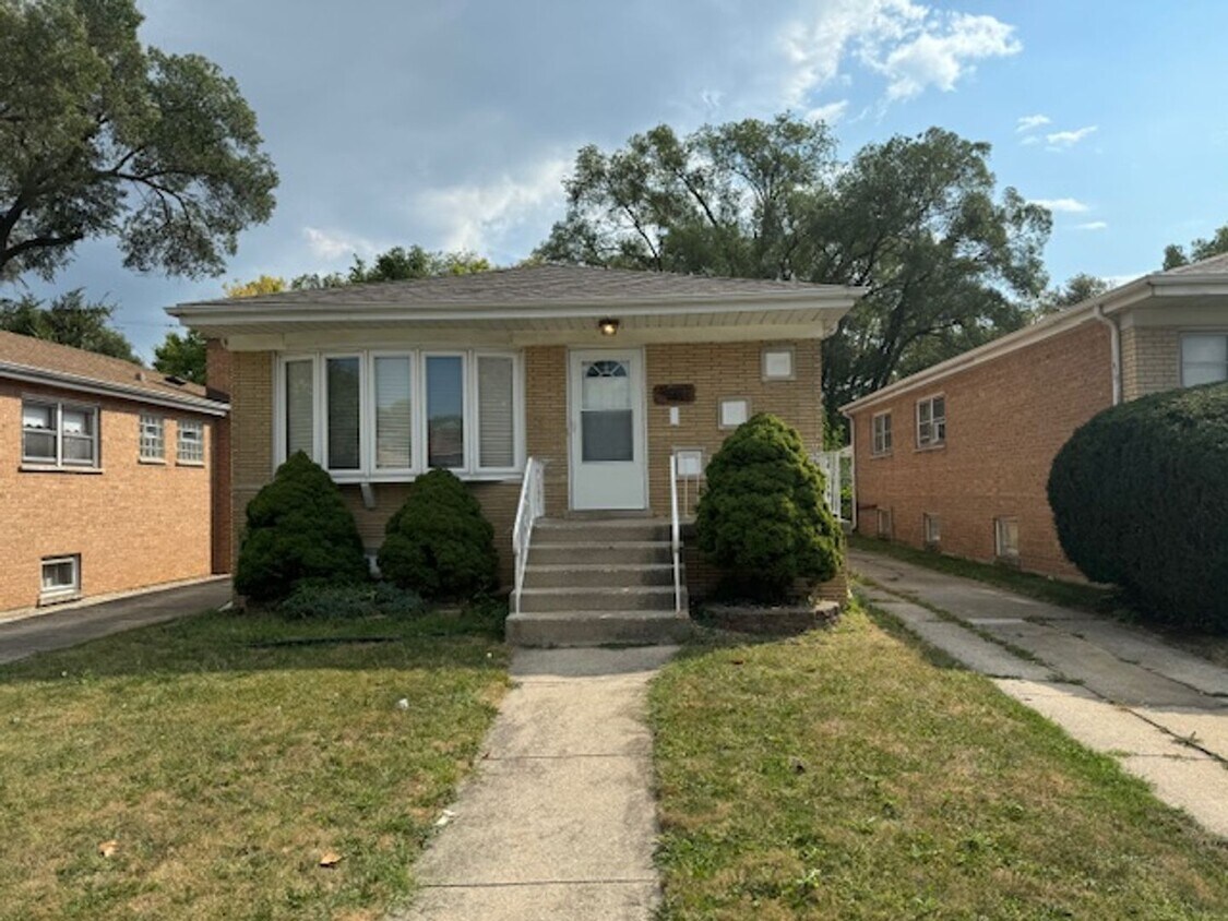 Primary Photo - Newly Renovated 3 bedrrom 1.5 bathroom