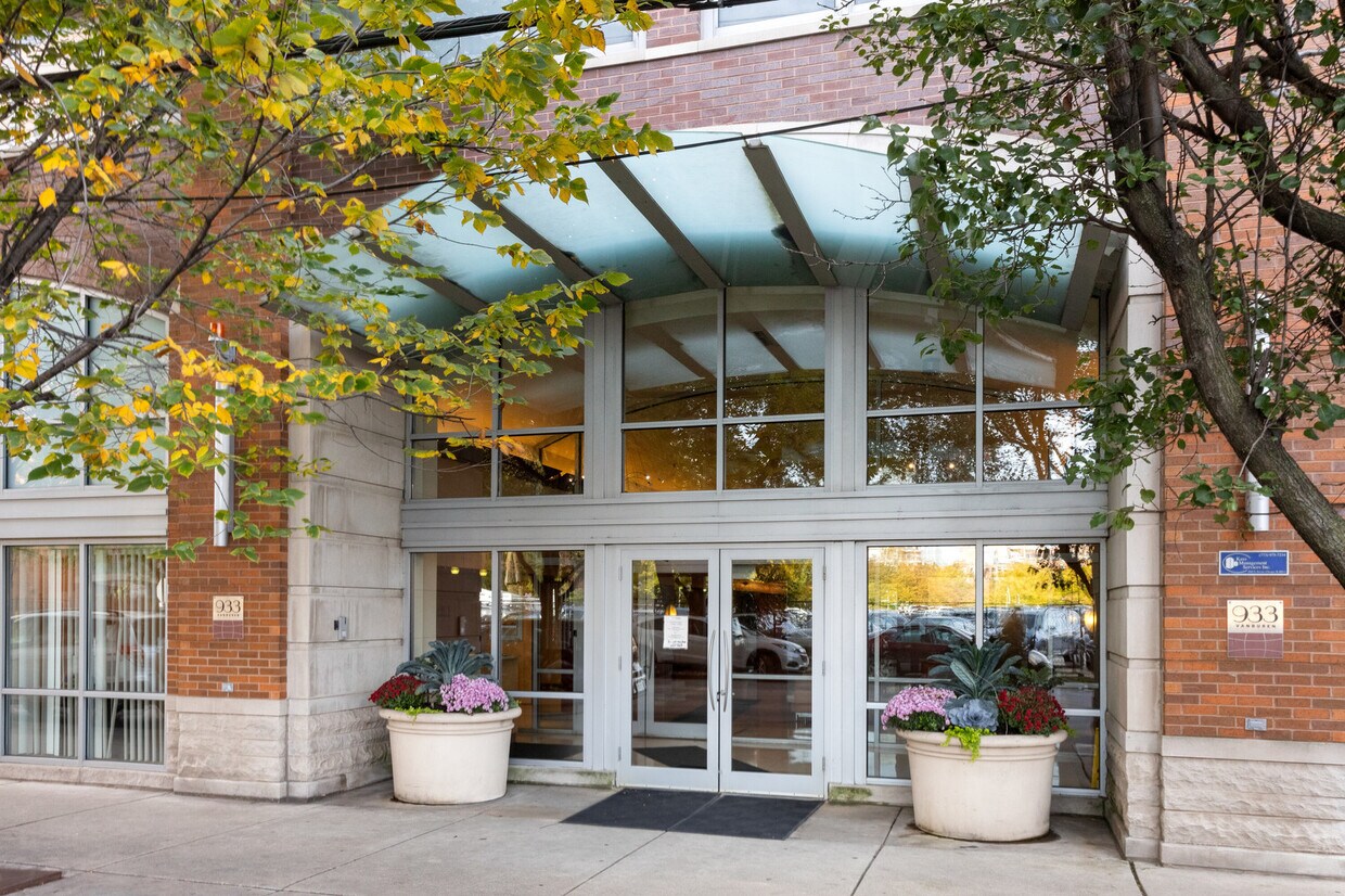 933 W Van Buren building - 933 W Van Buren St